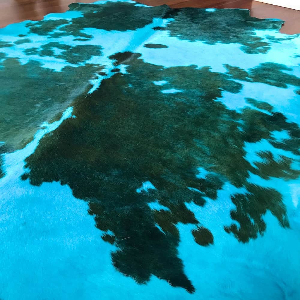 kuhfell-teppich-tuerkis-tricolore
