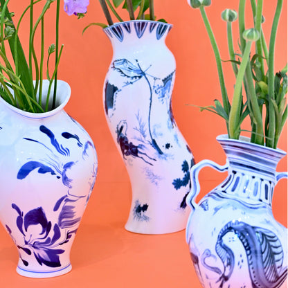 Dekovase mit asiatischer Illustration und moderner Form
