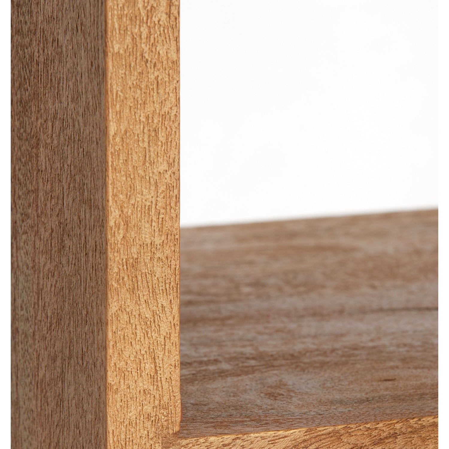 Hellbraunes Designregal für Bücher und Dekoobjekte