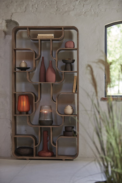 Modernes Holzregal in Hellbraun mit offener Formstruktur