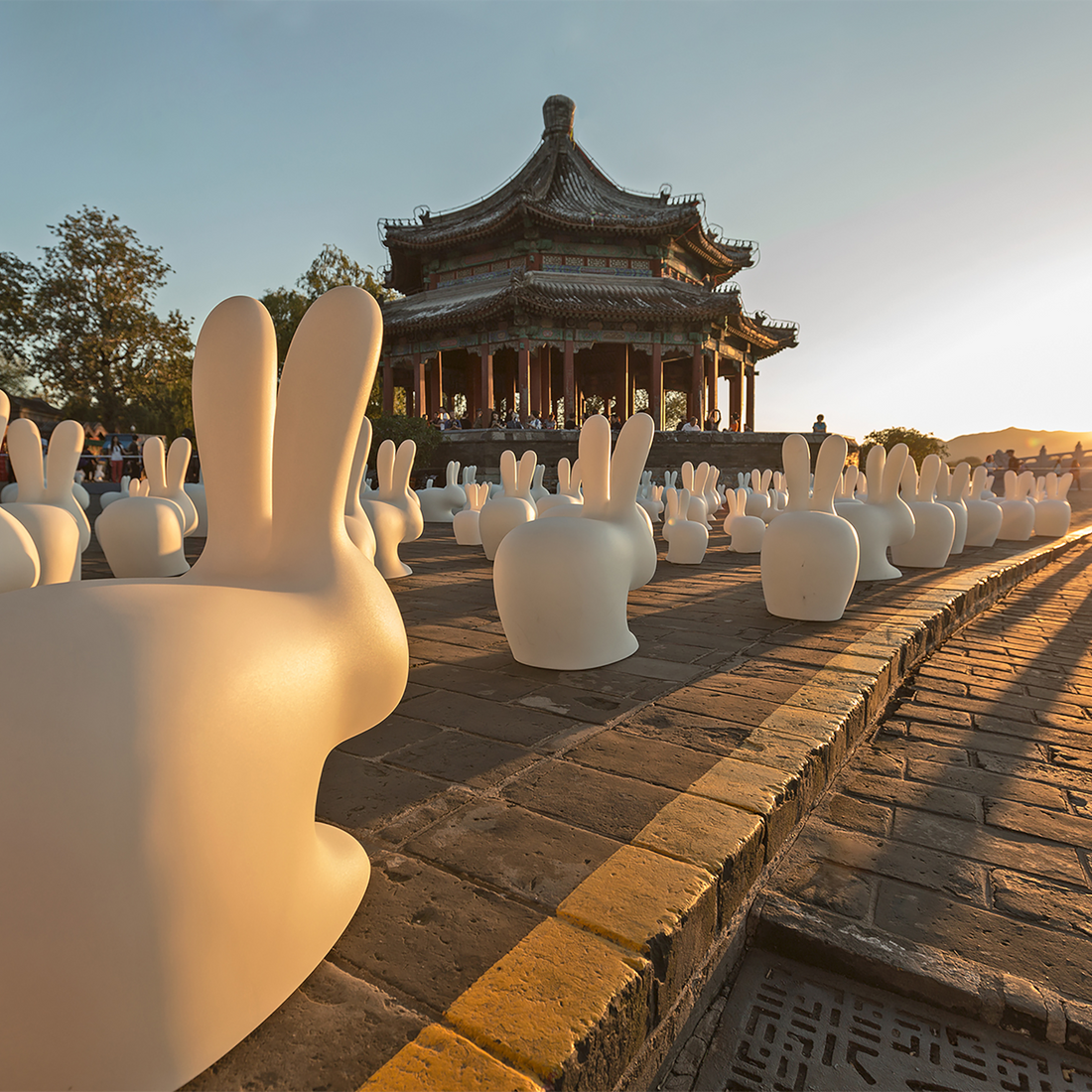 Qeeboo RABBIT SMALL LAMP mit 16 einstellbaren Farben.