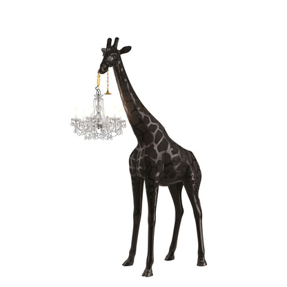 Stehleuchte GIRAFFE IN LOVE M OUTDOOR in schwarz mit Kronleuchter, seitliche Ansicht