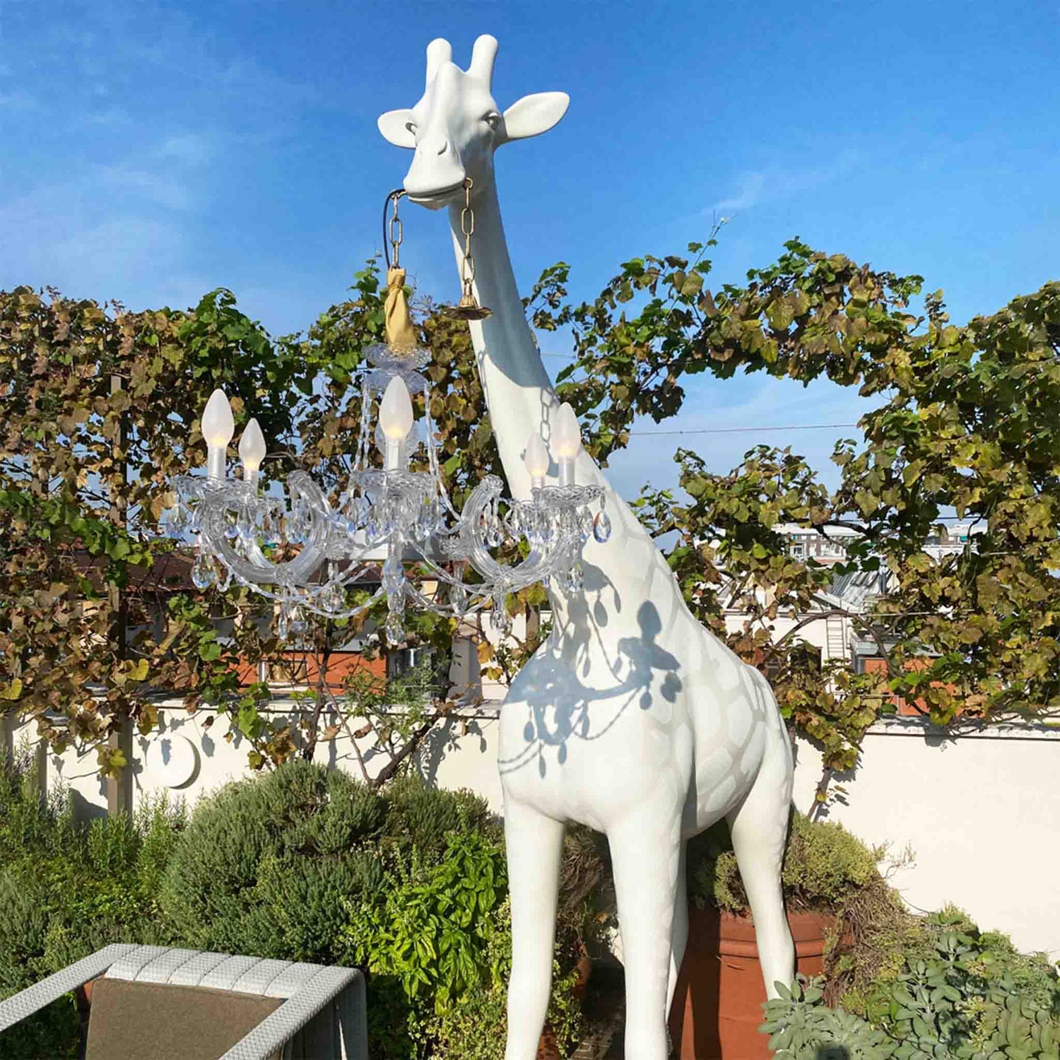 Stehleuchte GIRAFFE IN LOVE M OUTDOOR im Garten