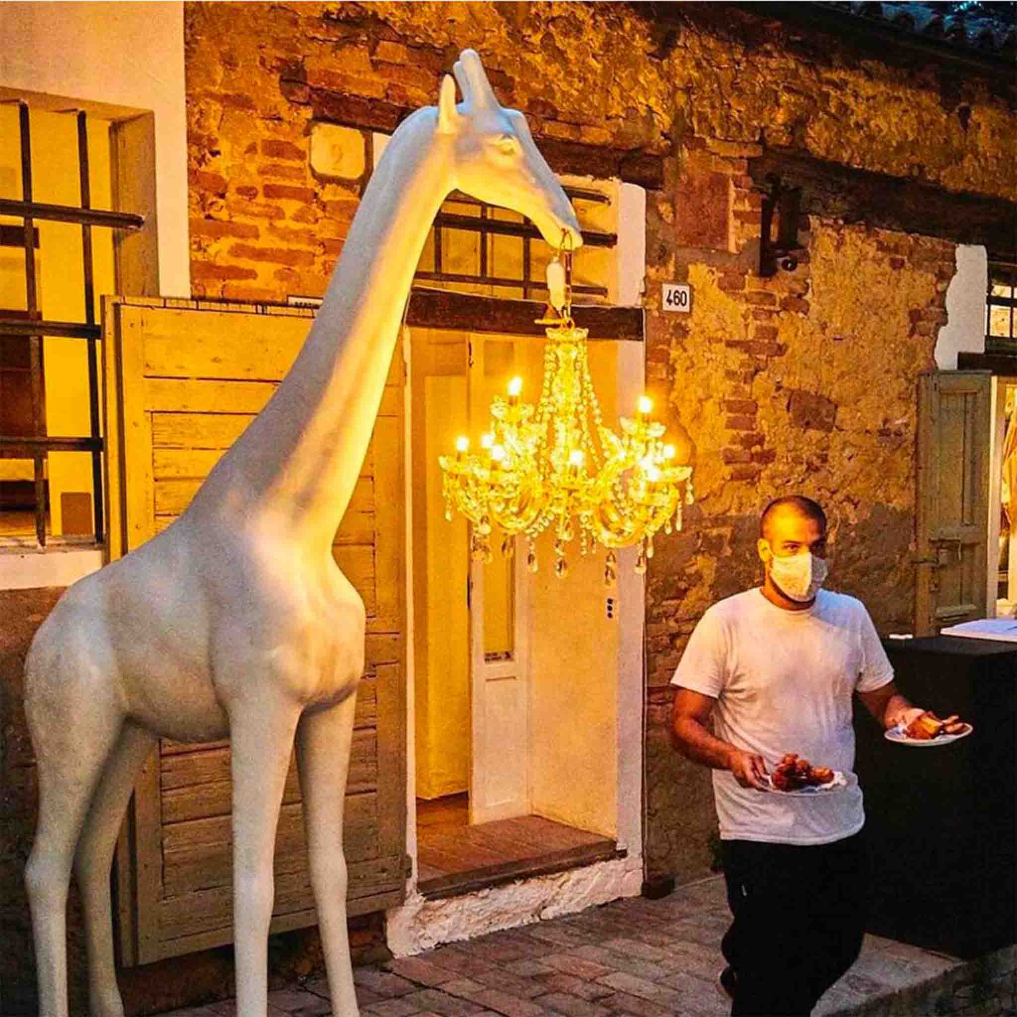 Stehleuchte GIRAFFE IN LOVE M OUTDOOR vor Restaurant