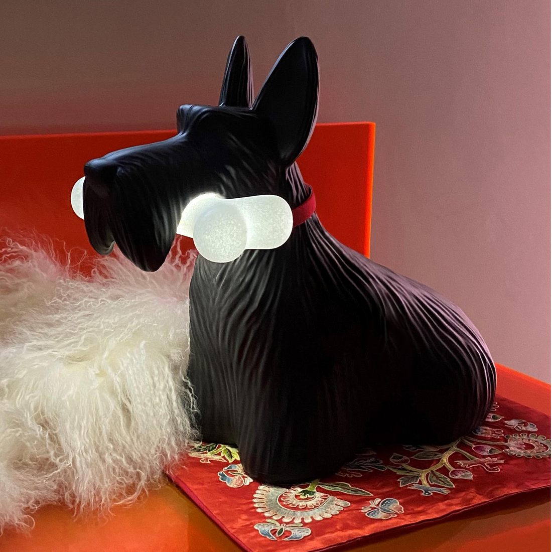 Beleuchtete SCOTTIE Leuchte als dekoratives Highlight in dunklem Kunststoff