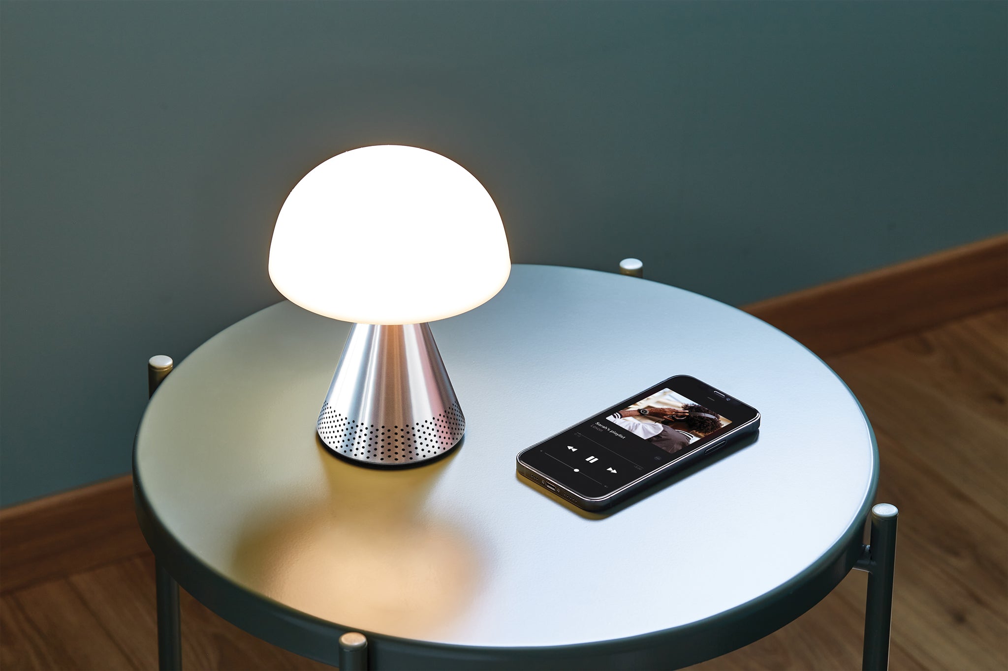 Audio-Tischlampe MINA L der Marke Lexon