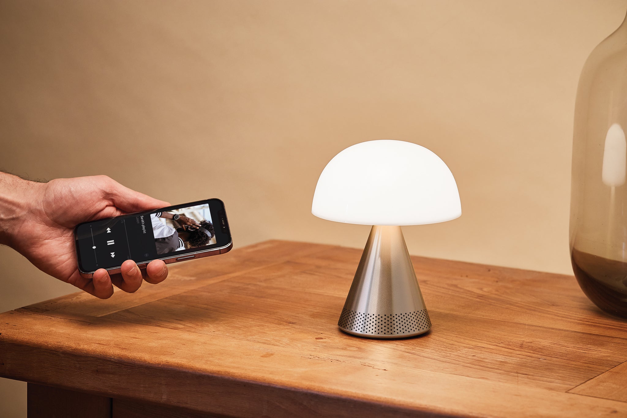 Audio-Tischlampe MINA L der Marke Lexon