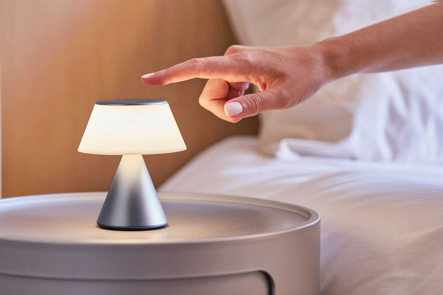 LED Tischleuchte LUMA M der marke Lexon