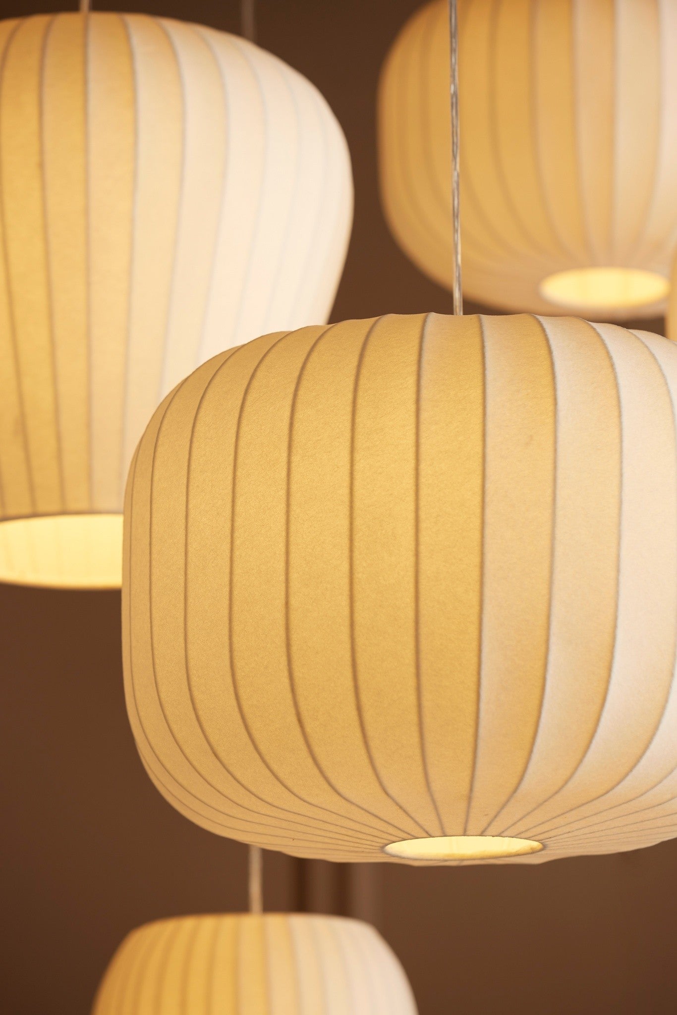 Minimalistische Hängeleuchte mit vertikaler Struktur