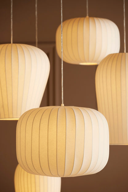 Weiße Hängeleuchte aus Kunststoff mit vertikaler Struktur