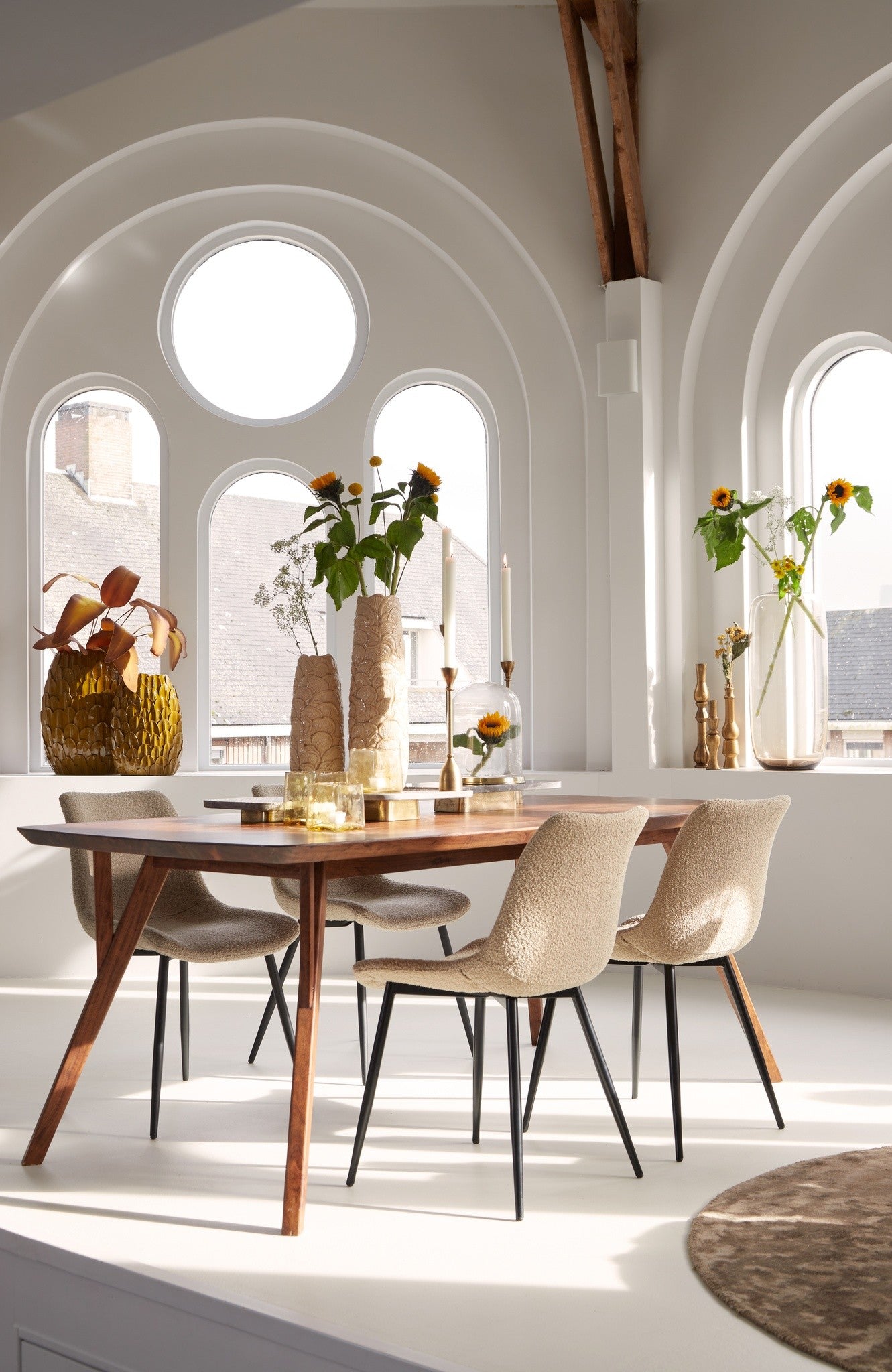 Design Esstisch aus Akazie mit schrägen Beinen