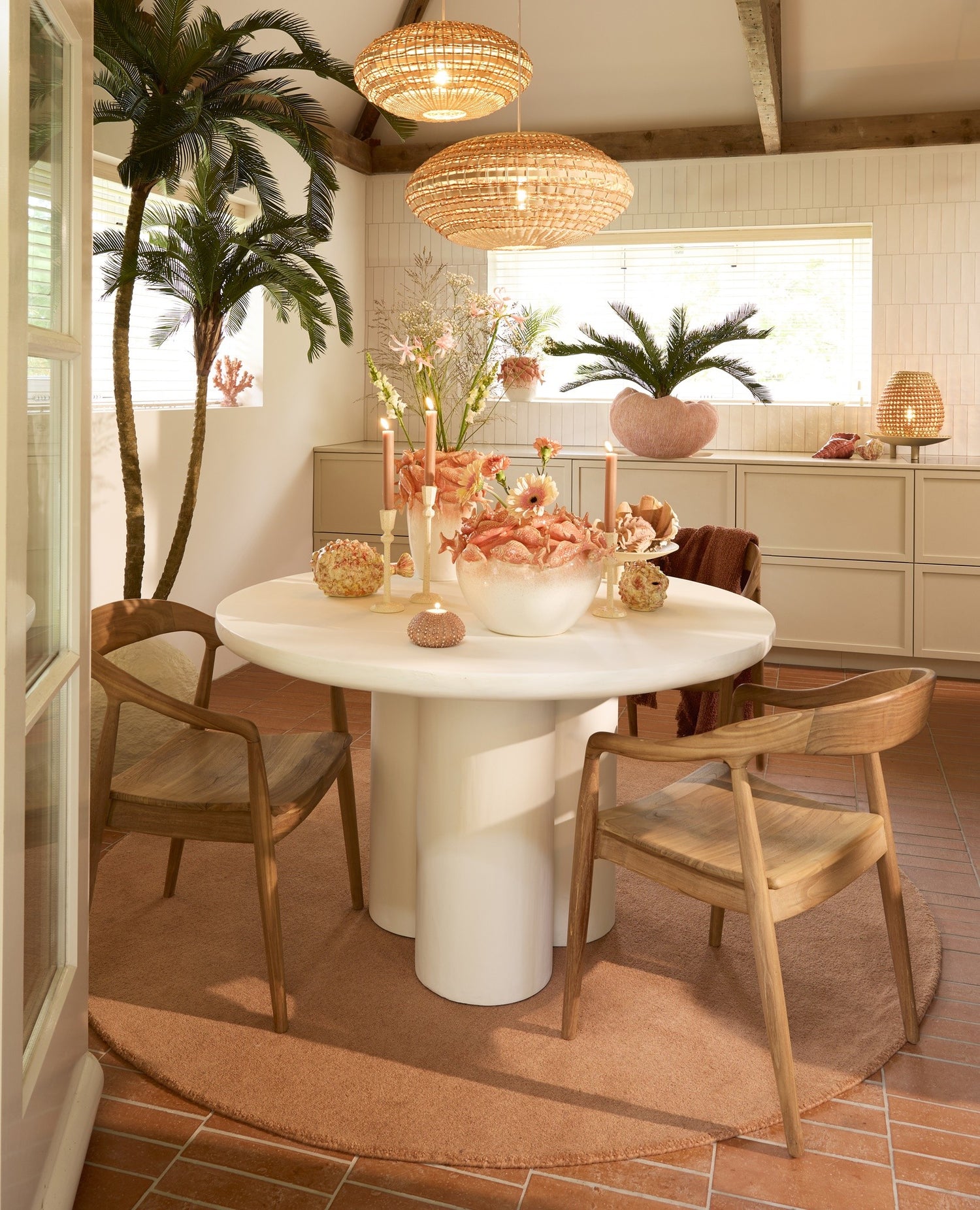 Moderner Design Esstisch mit skulpturalem Fuß in Creme