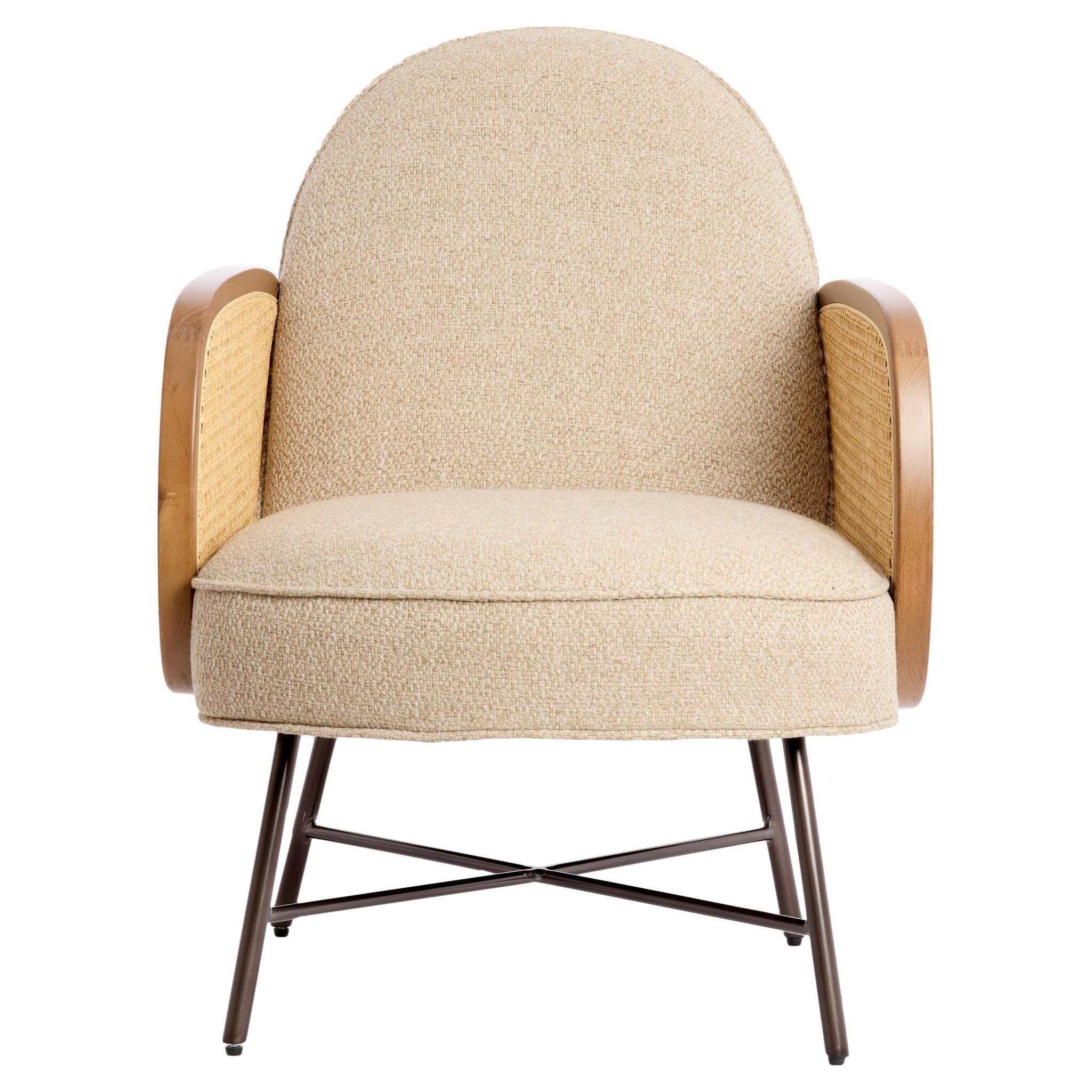 Beiger Sessel mit seitlichem Rattangeflecht und Metallgestell