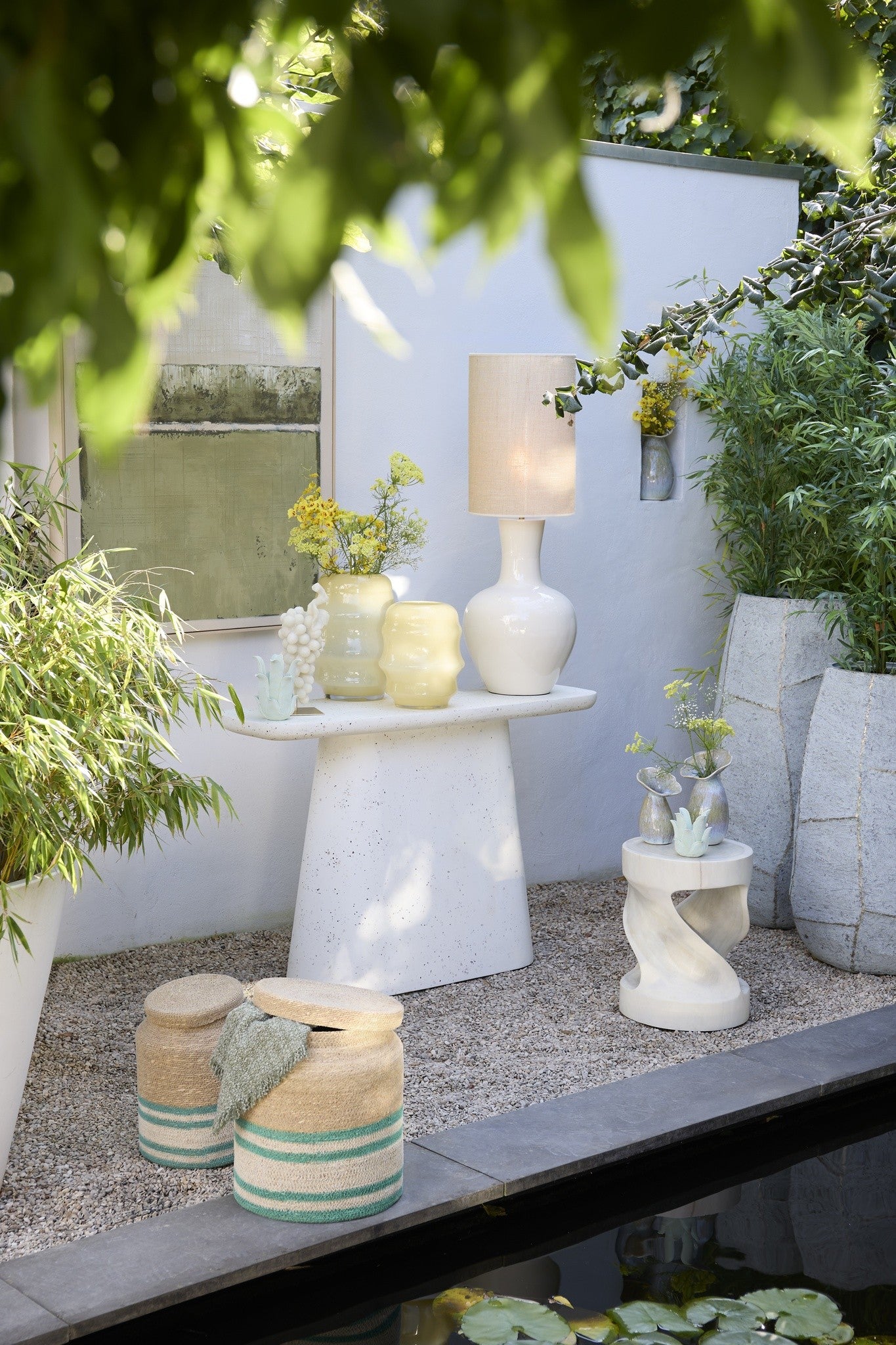 Flurtisch in Weiß mit konischer Basis von Light &amp; Living