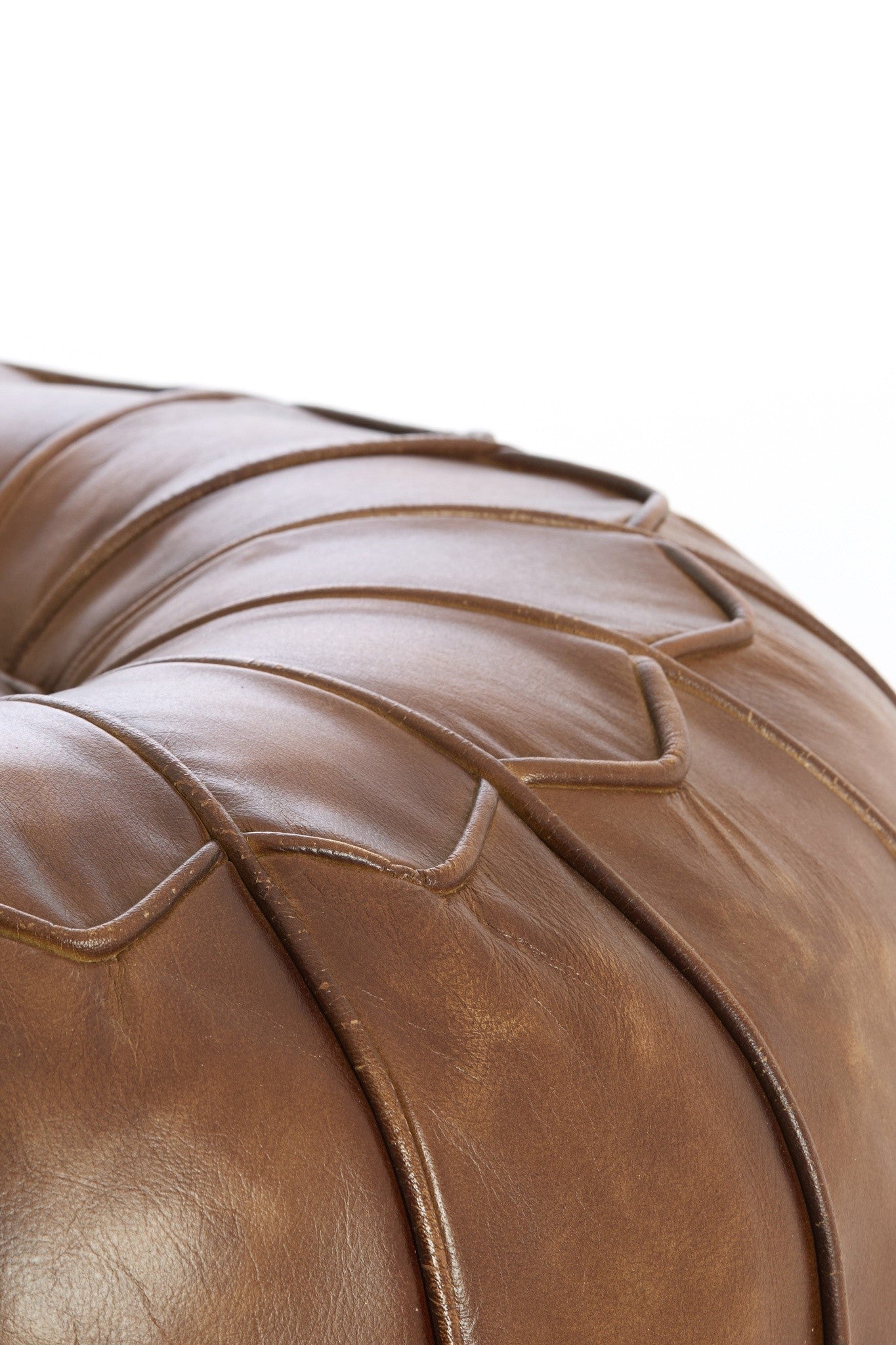 Brauner Leder Sitzpouf als stilvolle Fußablage