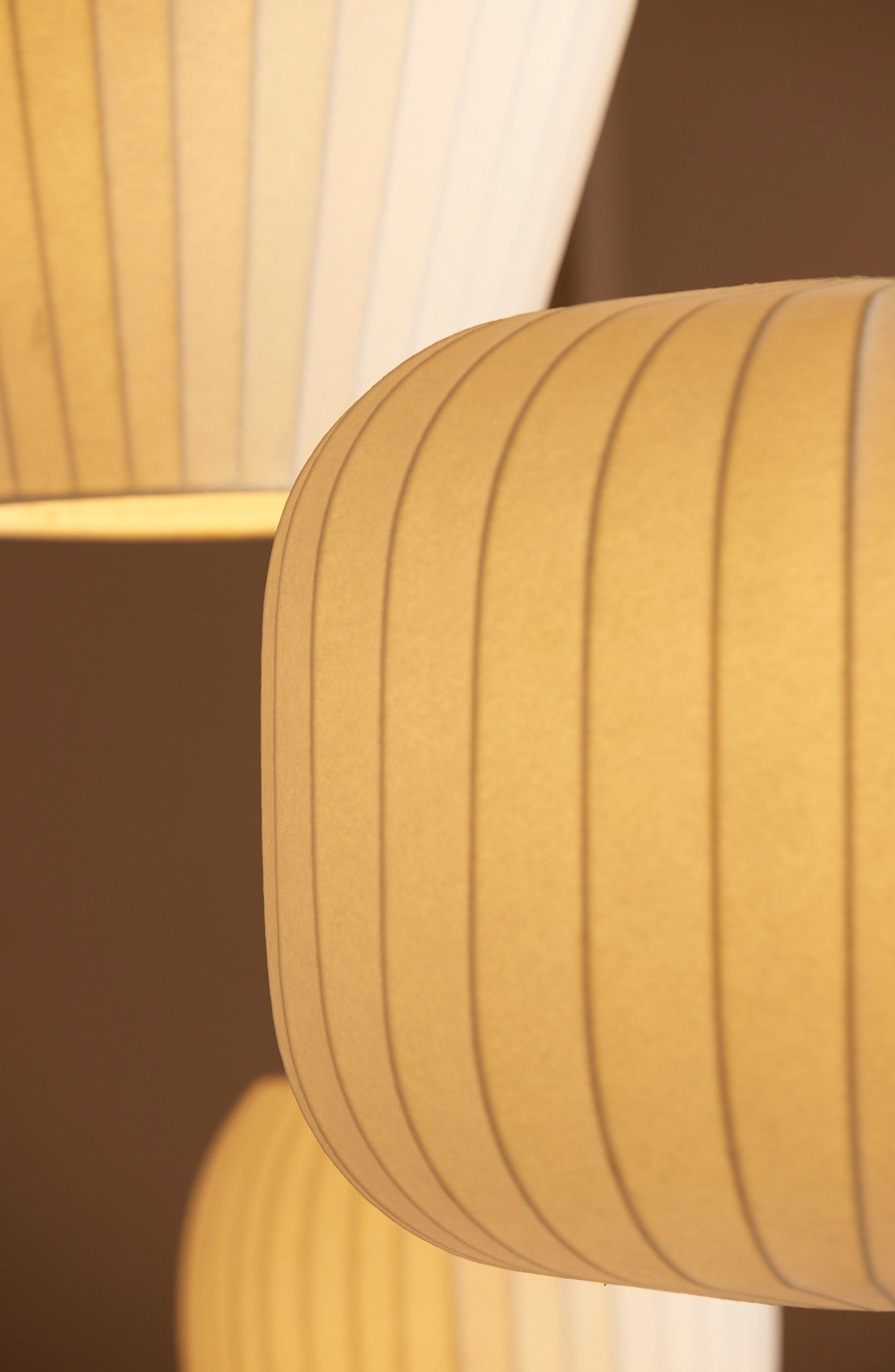 Stilvolle Pendellampe in Weiß mit harmonischer Silhouette