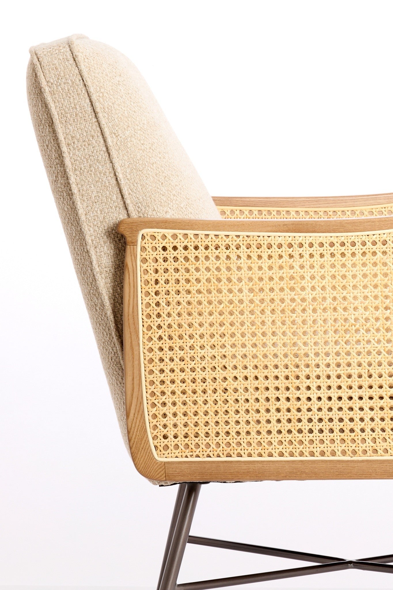 Moderner Loungesessel mit Rattan und klarer Formgebung