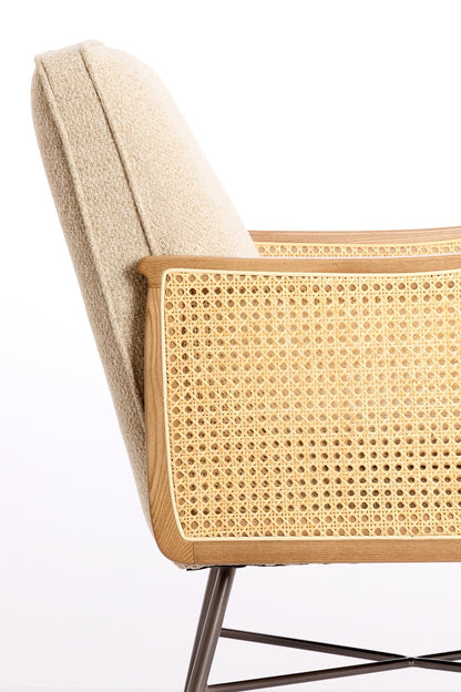 Moderner Loungesessel mit Rattan und klarer Formgebung