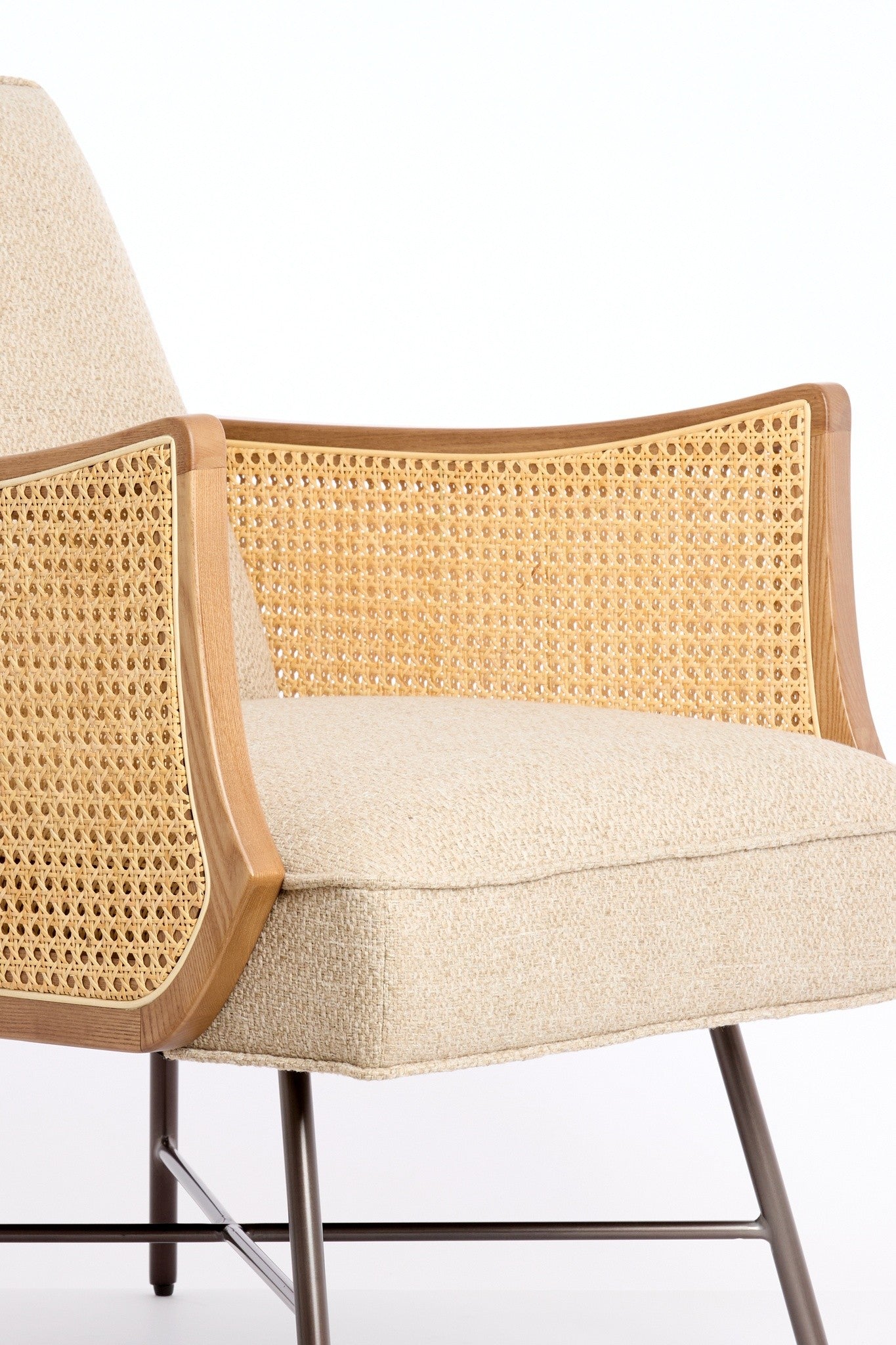 Beiger Loungesessel mit natürlicher Geflechtstruktur