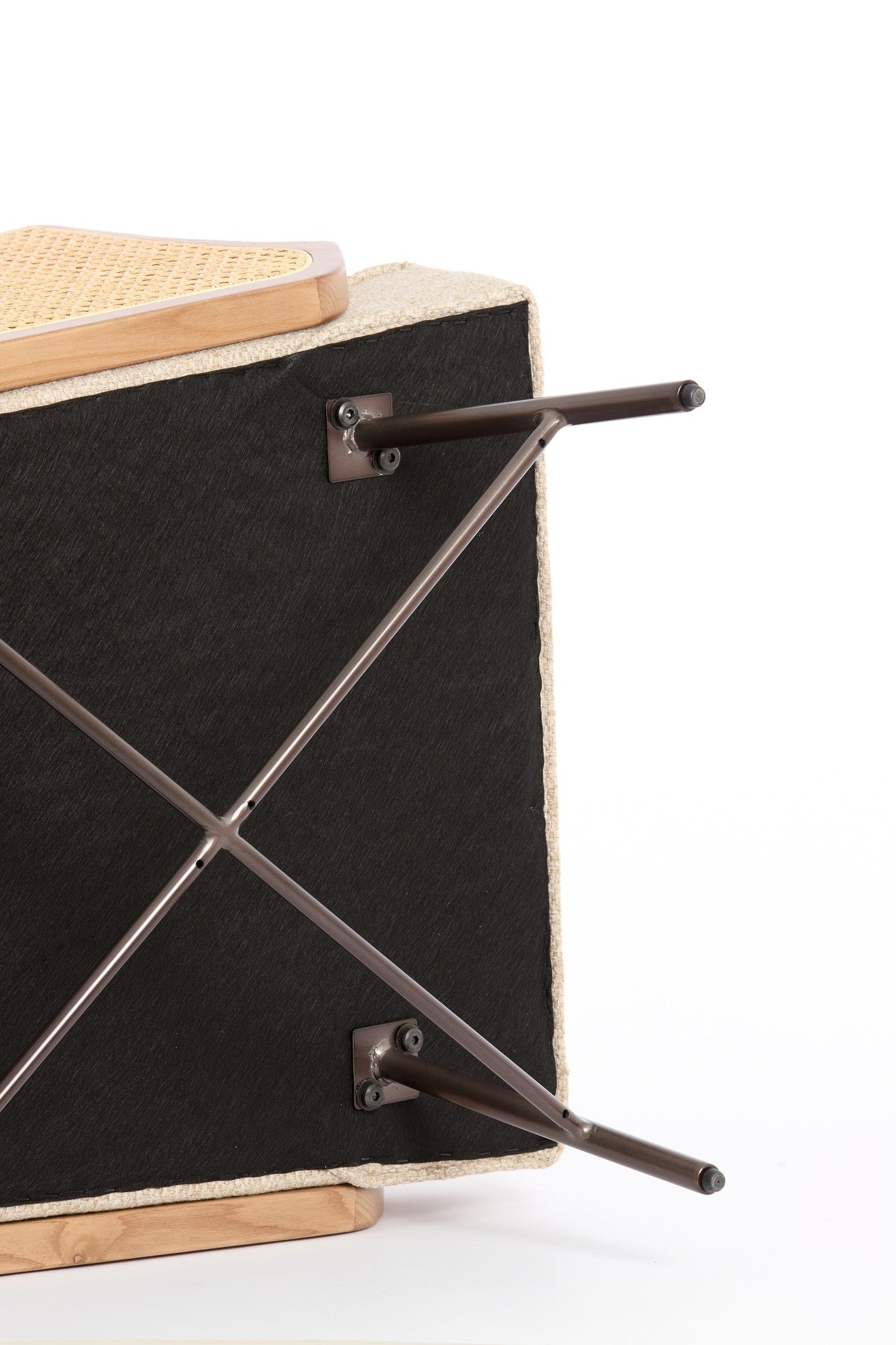 Loungesessel in Beige mit dekorativem Seitenteil aus Rattan