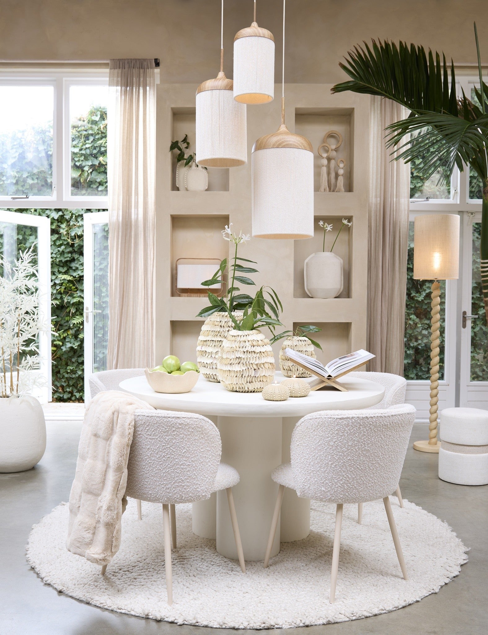Runder Holztisch für Esszimmer im minimalistischen Stil