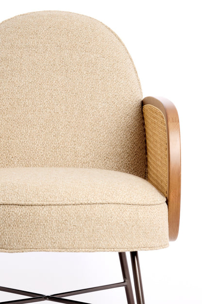 Moderner Stuhl mit Rattan und klarer Formgebung