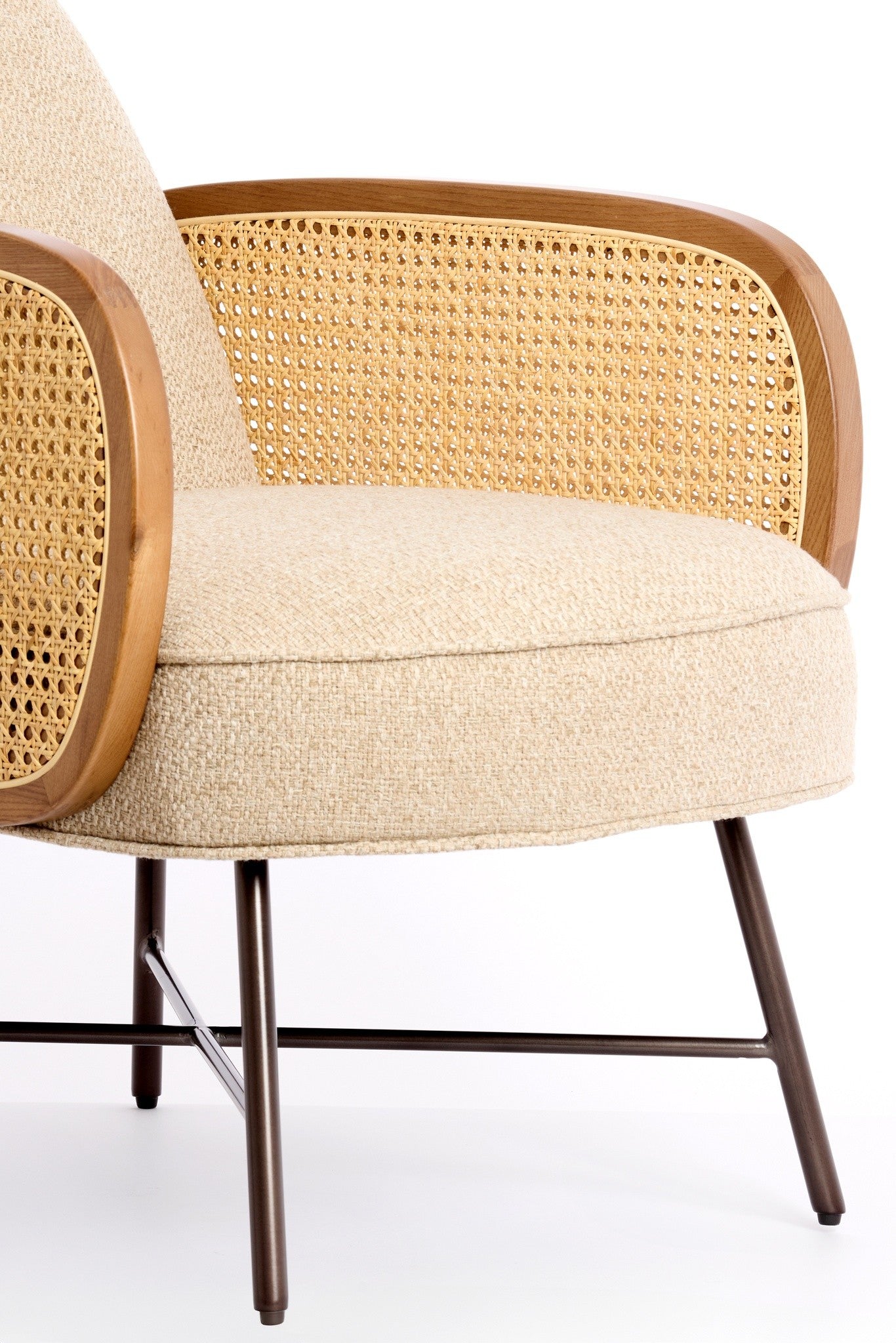 Beiger Sitzstuhl mit natürlicher Geflechtstruktur