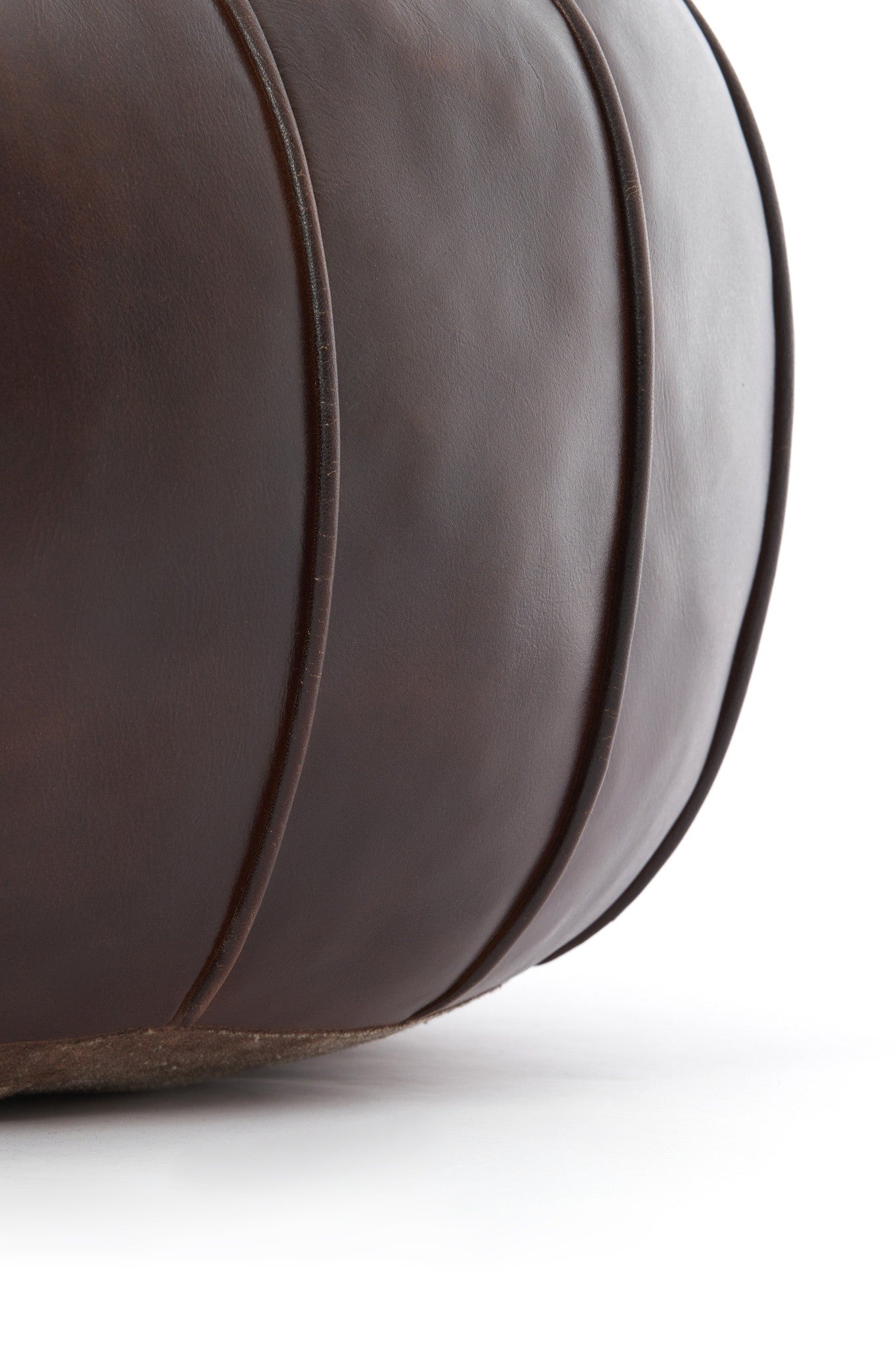 Moderner Sitzpouf in Braun mit strukturierter Oberfläche