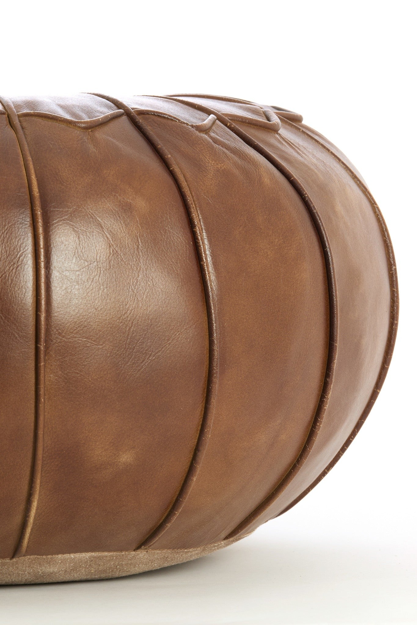 Moderner Sitzpouf in Braun mit markanter Form