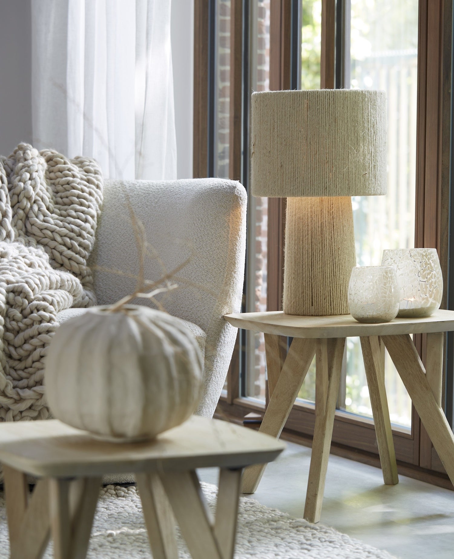 Moderne Tischlampe in Creme mit natürlicher Textilstruktur