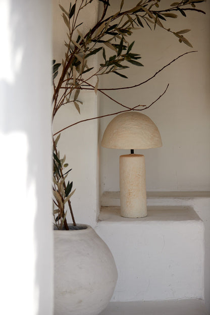 Natürliche Tischlampe in Crème mit strukturierter Oberfläche