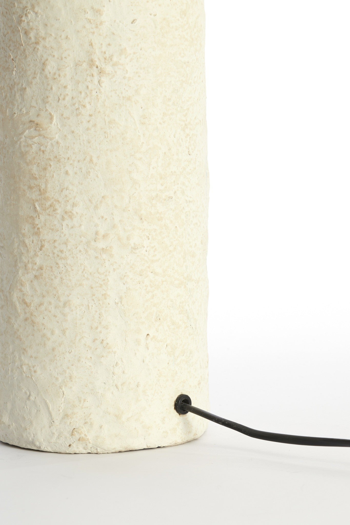 Tischleuchte mit organischer Form in Crème