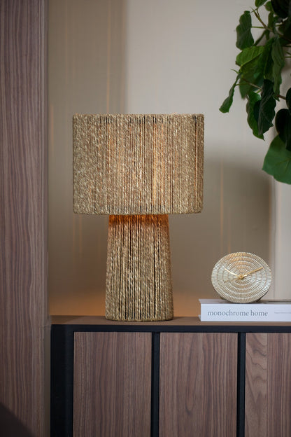Moderne Tischlampe in Braun mit natürlicher Textilstruktur