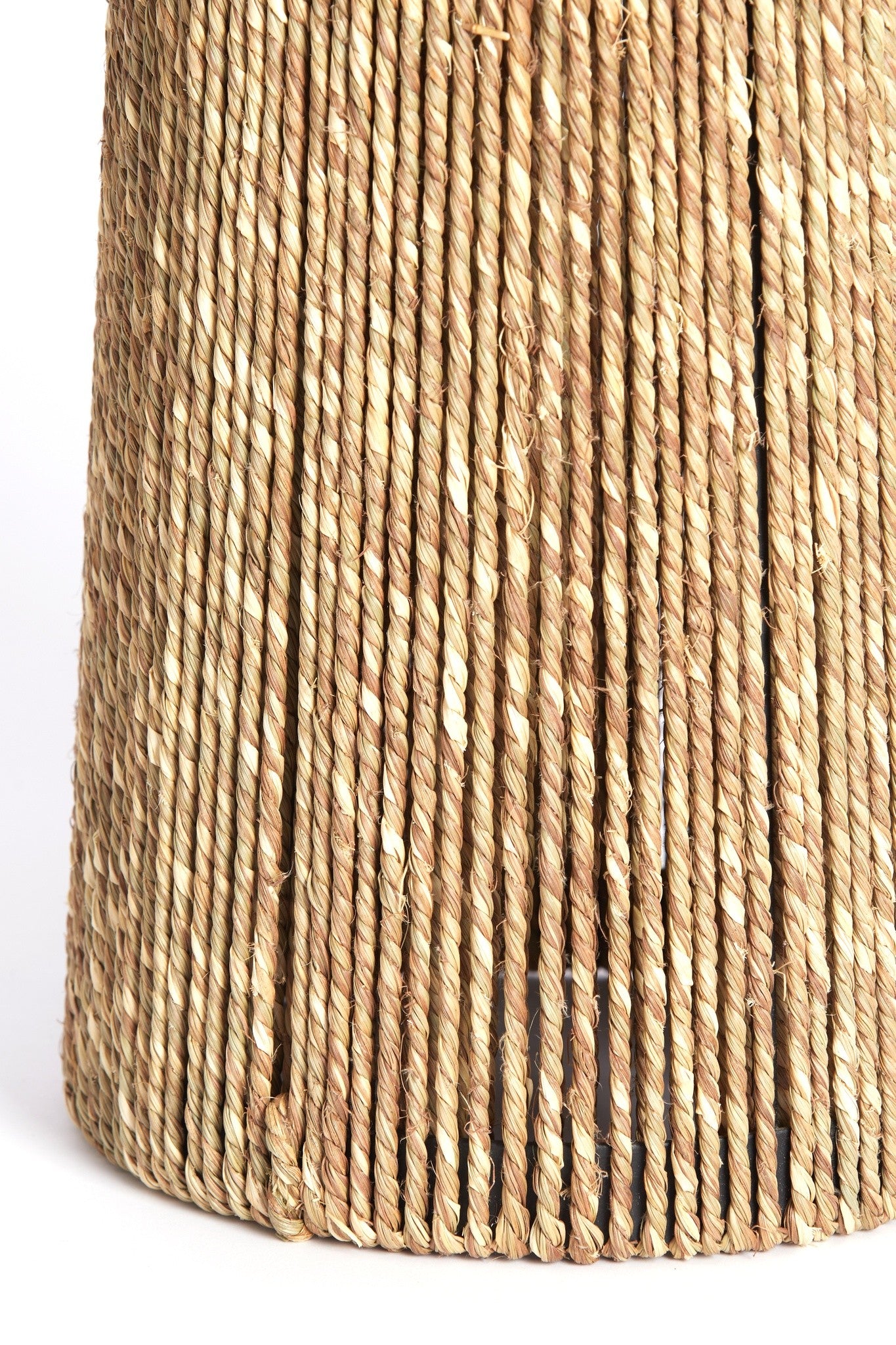 Dekorative Tischlampe in brauner Naturfarbe