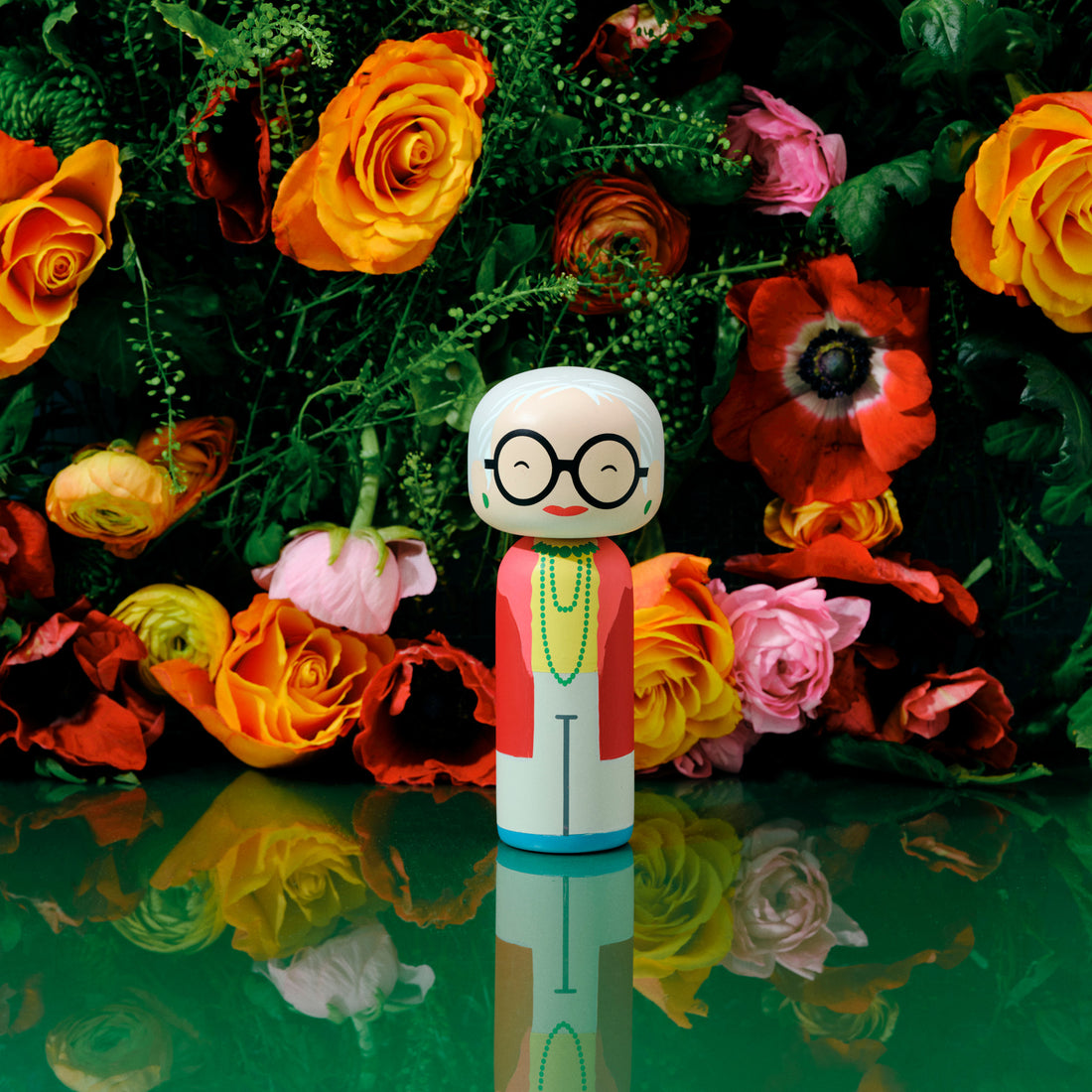 Handbemalte Figur mit buntem Outfit inspiriert an Iris Apfel