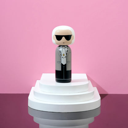 Limitierte Modefigur Kokeshi-Puppe Karl in grauem Outfit