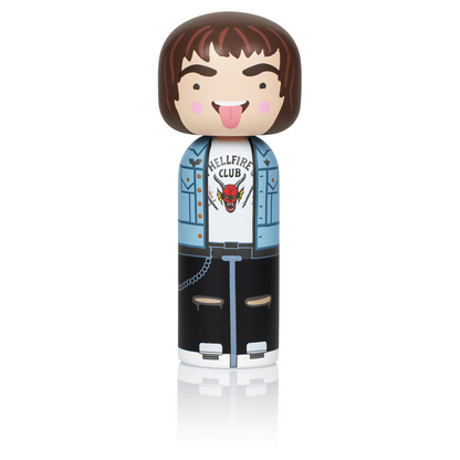 Eddie-Munson-Kokeshi-Puppe aus Holz mit Hellfire-Club-Shirt von Lucie Kaas