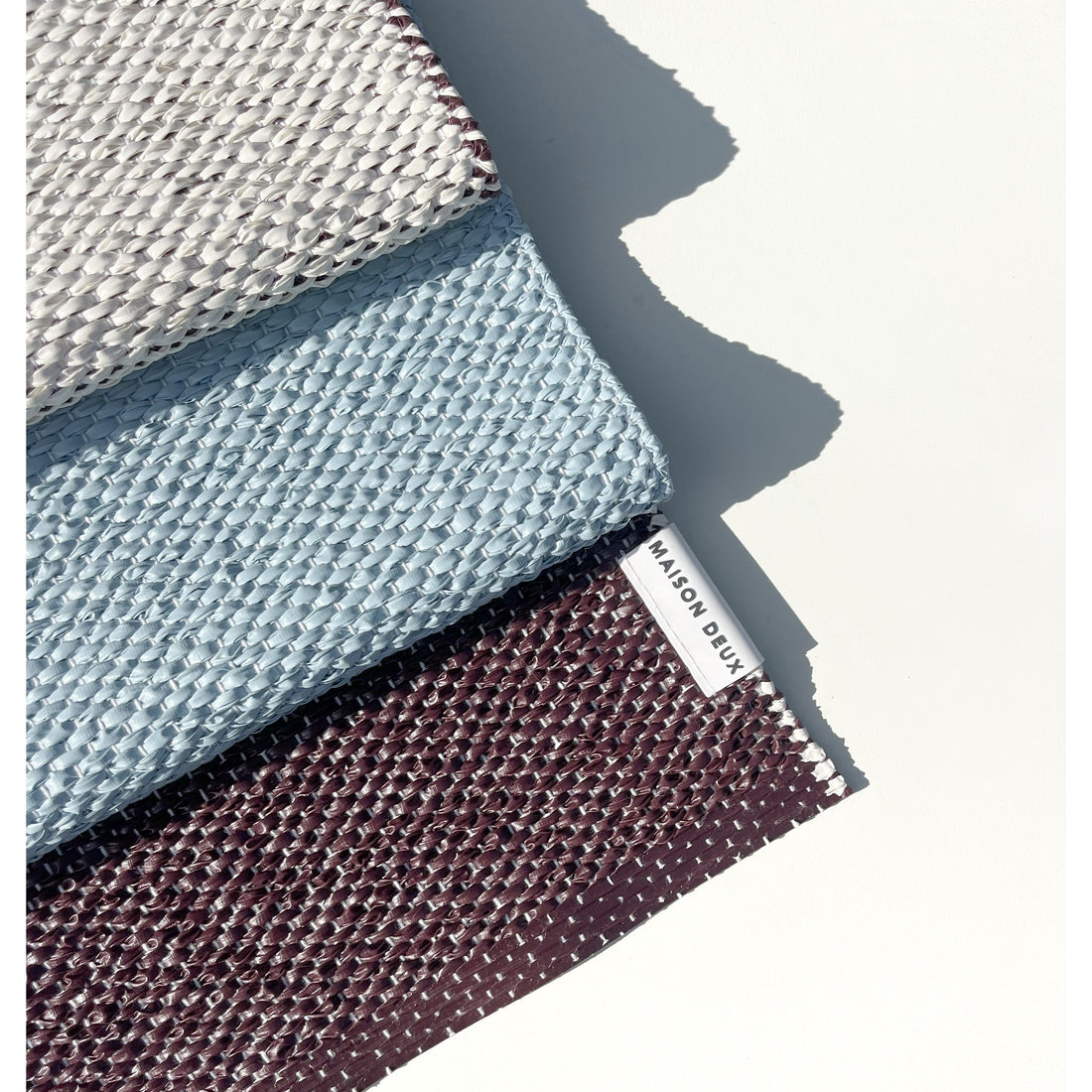 Moderner Teppich mit grafischem Farbblock-Design von Maison Deux