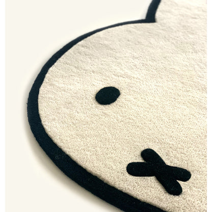 Kinderteppich in Miffy-Form aus 100 % Wolle mit Baumwollrückseite