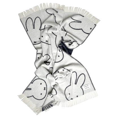Wendbare Wolldecke mit ikonischem Miffy-Motiv von Maison Deux