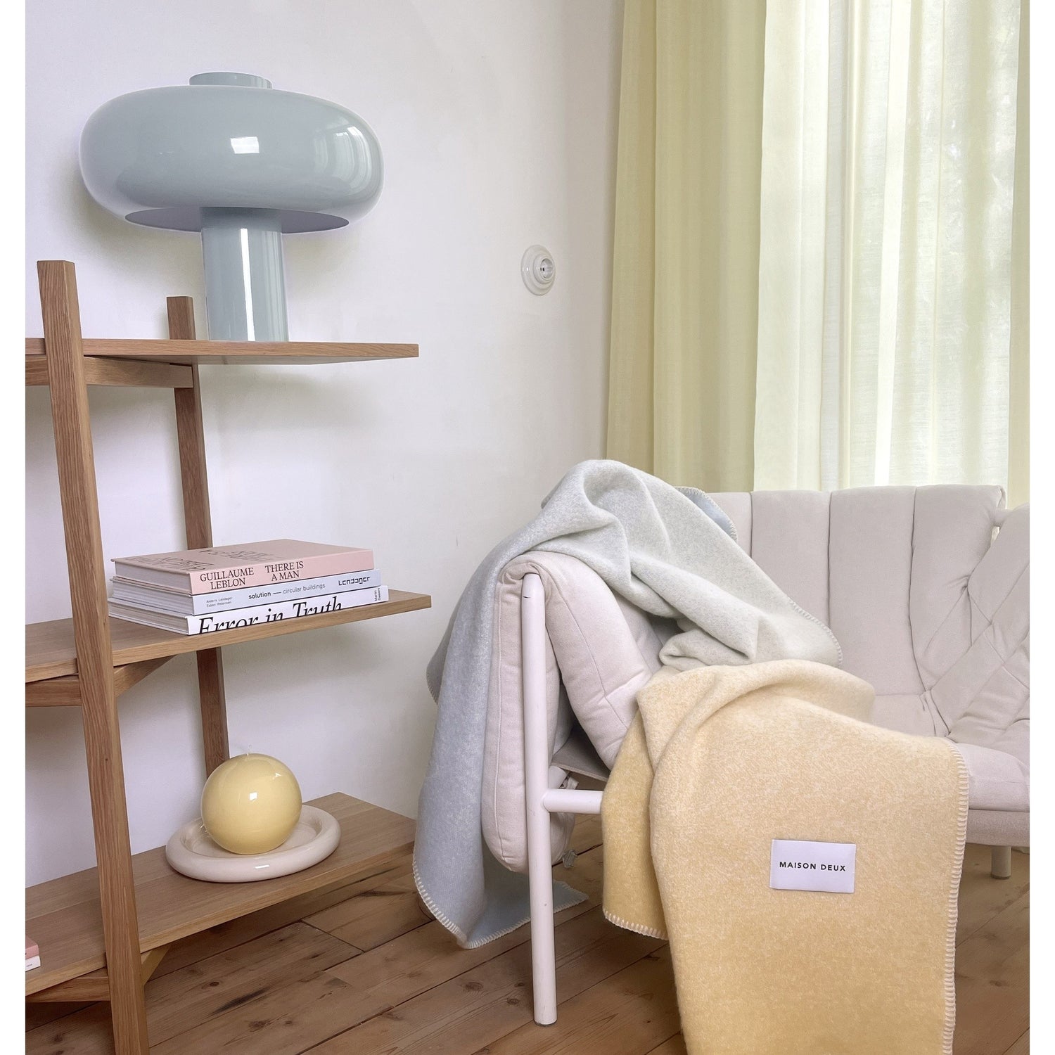 Wolldecke mit sanften Gelb- und Blautönen im Gradient-Design