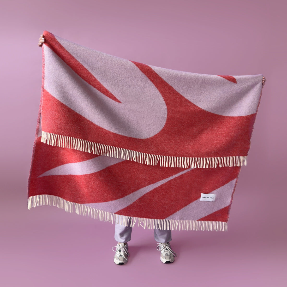 Weiche Wolldecke mit Jacquardstruktur und Fransen in Lila und Rot