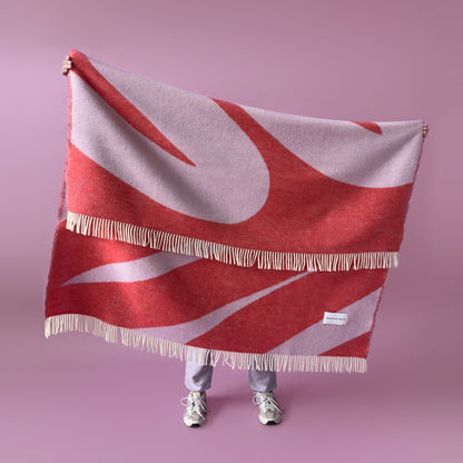 Weiche Wolldecke mit Jacquardstruktur und Fransen in Lila und Rot