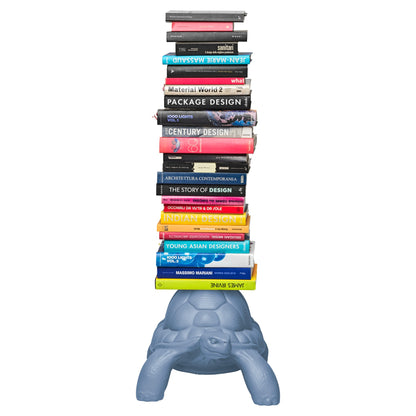 Design Bookcase Turtle Carry mit Bücherstapel und Metallhalterung
