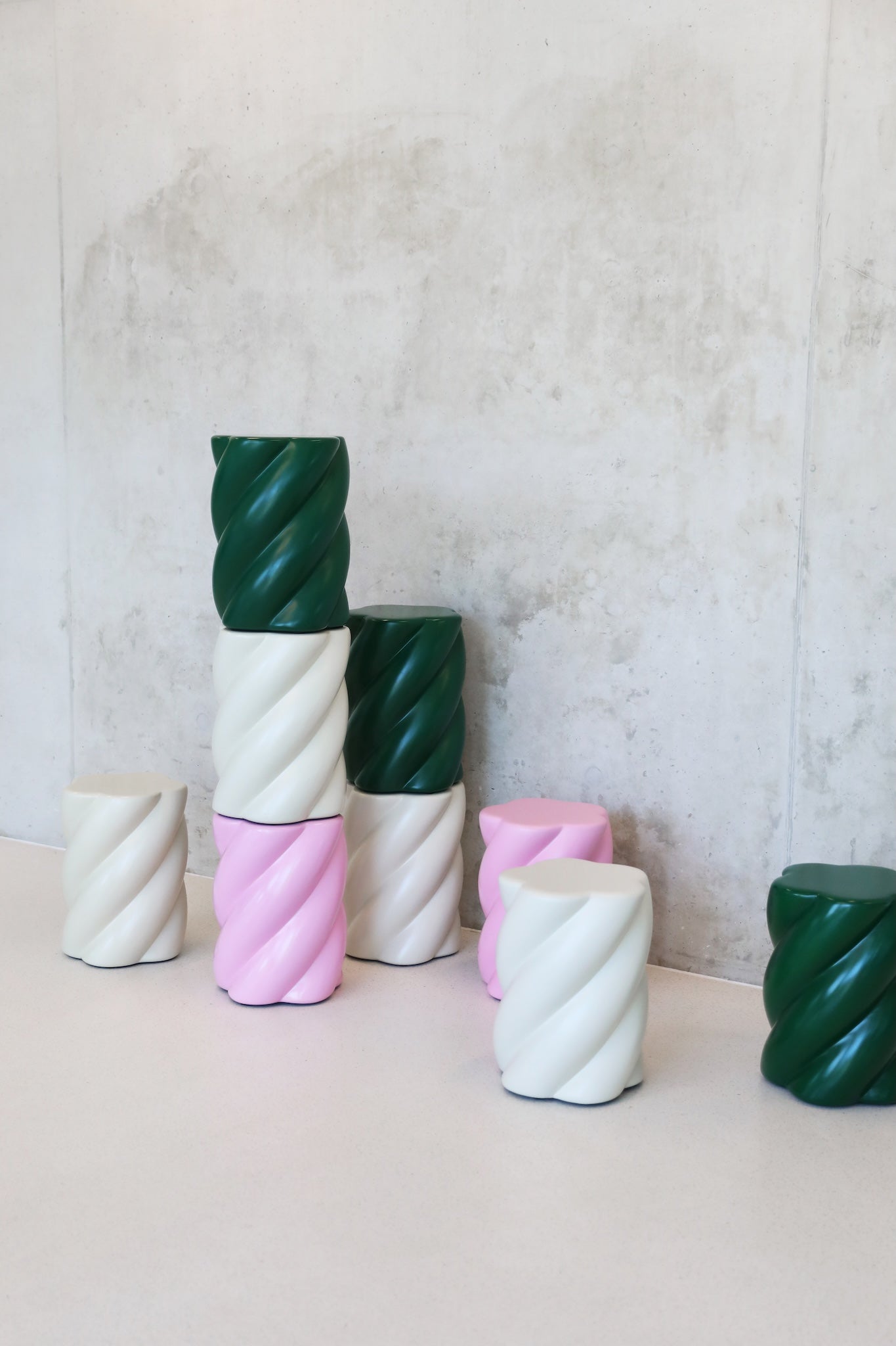 Hocker Marshmallow in pink, Gruen und off-white von &amp;k Amsterdam
