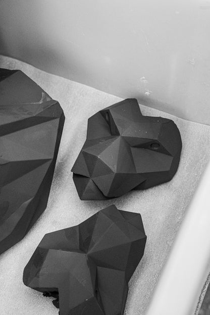 Löwenkopf-Diffusor aus mattschwarzem Porzellan mit markanter Linienführung