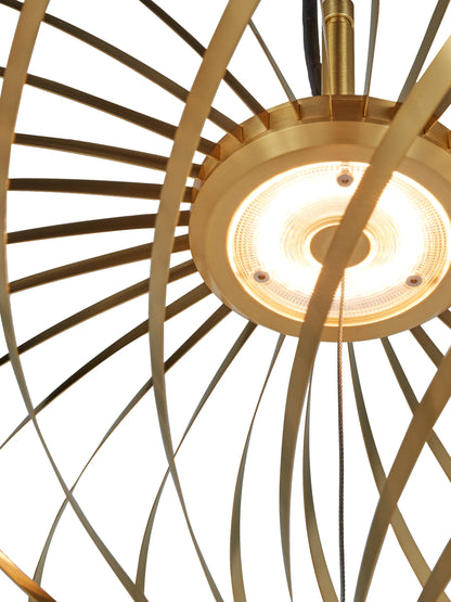 Skulpturale Designleuchte Spring Small von Tom Dixon aus poliertem Messing, dynamisch verformte Edelstahlbänder mit LED Disc
