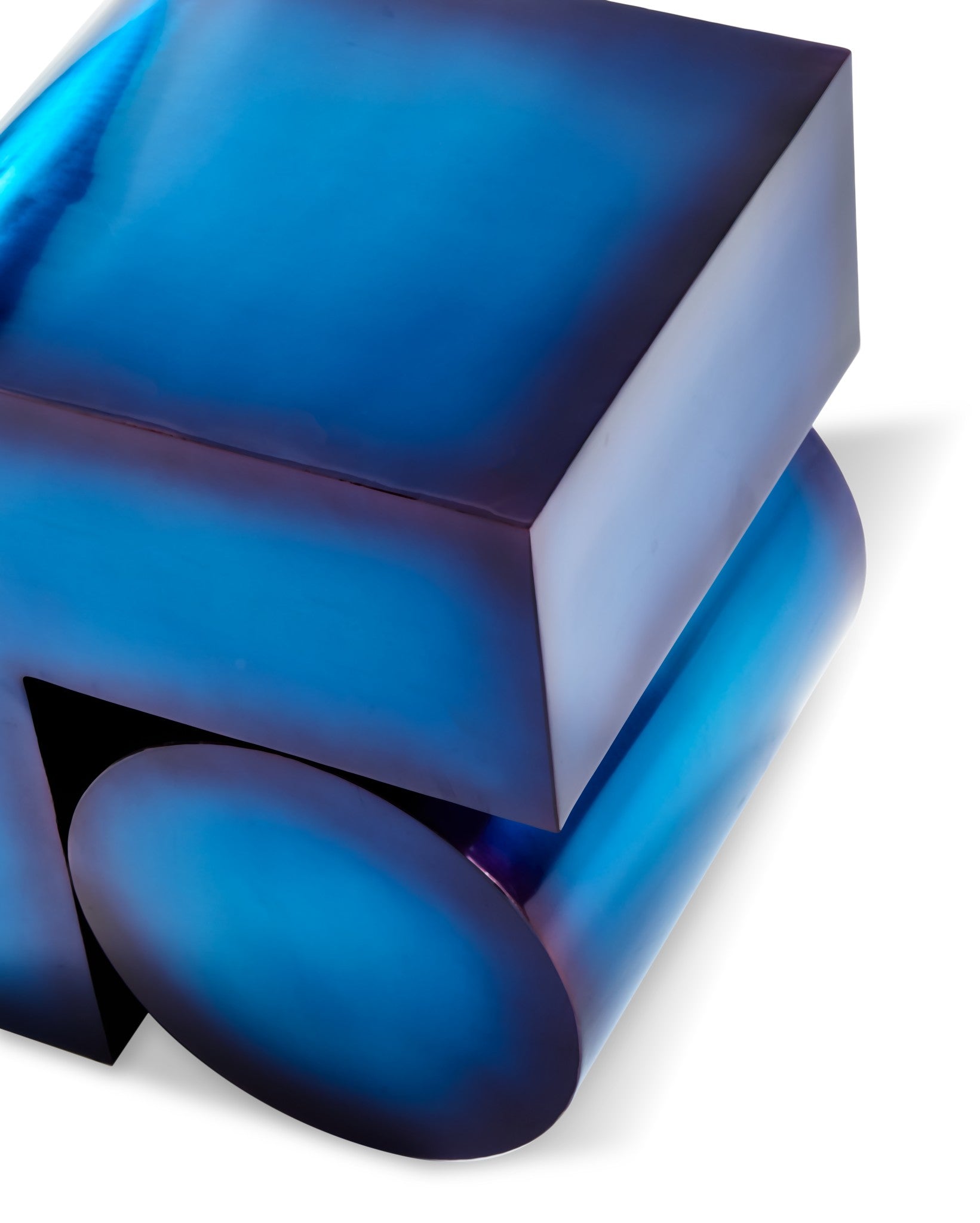 Blauer Design-Beistelltisch als skulpturales Statement