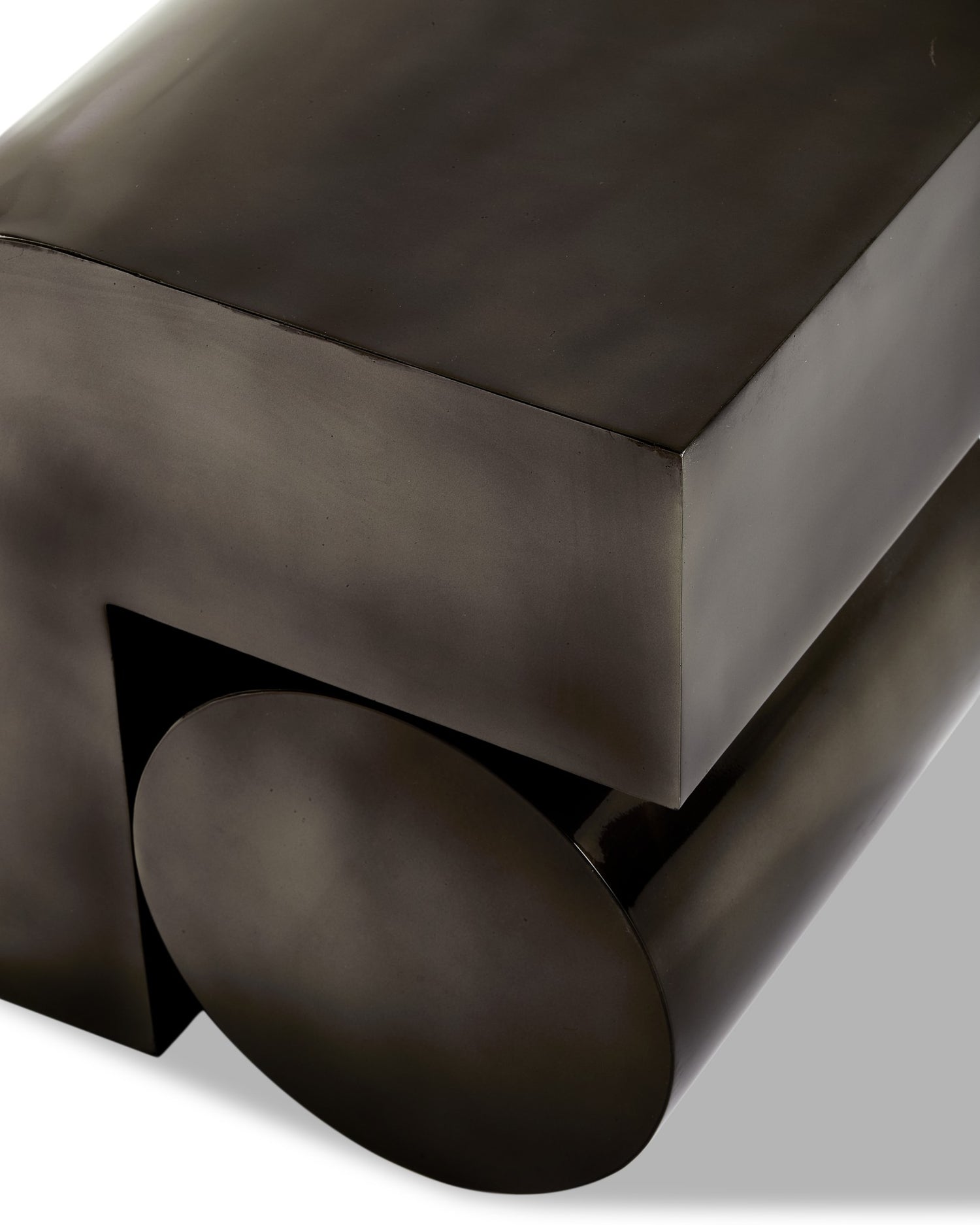 Design-Beistelltisch als skulpturales Statement