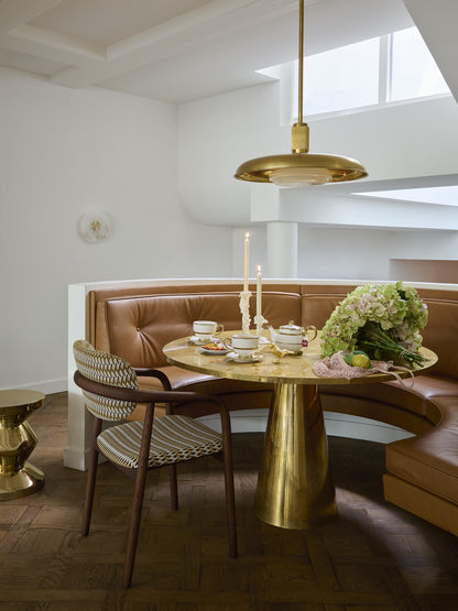 Retro-inspirierter Armlehnstuhl mit gemustertem Textil